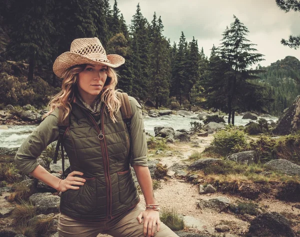 Mujer excursionista disfrutando paisajes —  Fotos de Stock