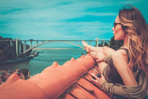 Woman enjoying sunbath on the rooftop — Stock Photo, Image