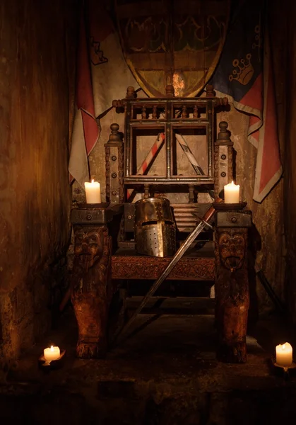 Trono real medieval com capacete e espada — Fotografia de Stock