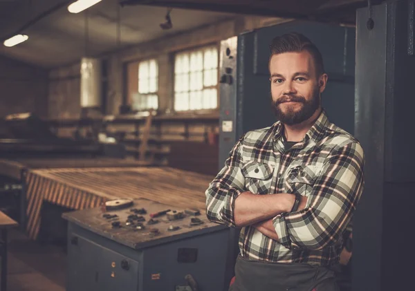 Carpenter in carpentry workshop. — Stock Photo, Image