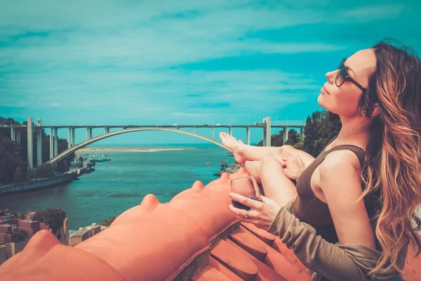 Woman enjoying sunbath on the rooftop — Stock Photo, Image