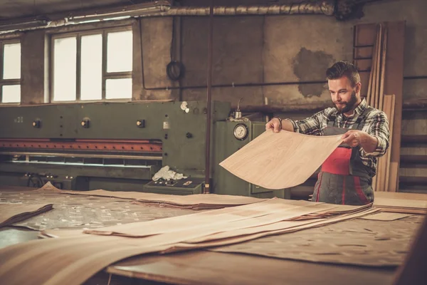 Carpintero en taller de carpintería . —  Fotos de Stock