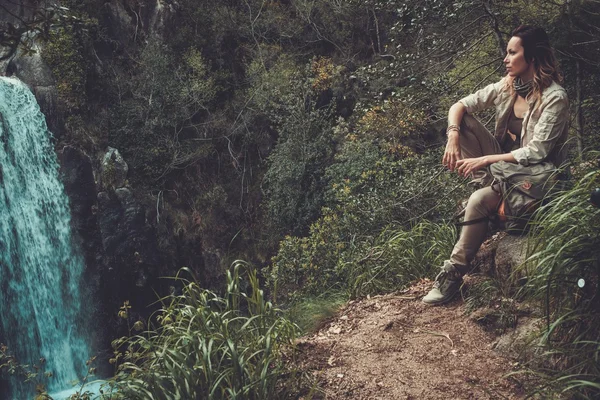 Woman hiker enjoying landscapes — Stock Photo, Image