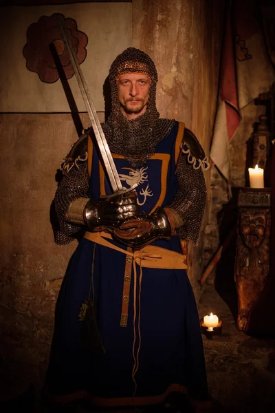Middeleeuwse ridder op wacht — Stockfoto