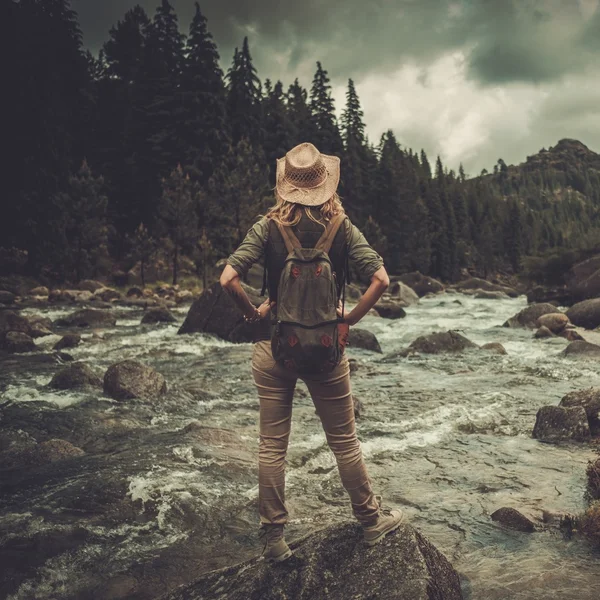 Kvinnan hiker njuter landskap — Stockfoto