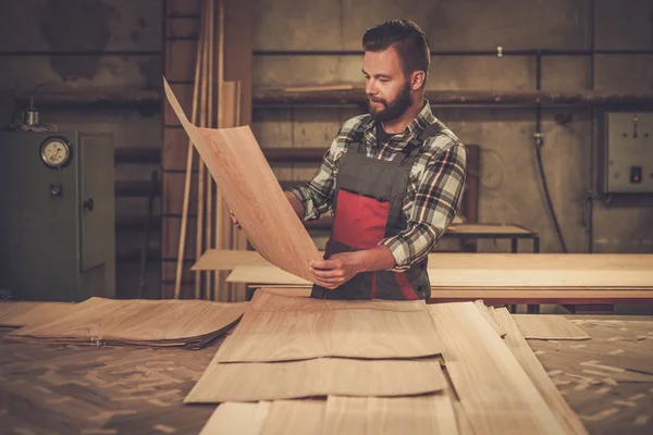 Carpenter in carpentry workshop. — Stock Photo, Image