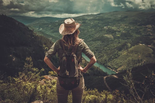 Caminhante mulher com mochila — Fotografia de Stock