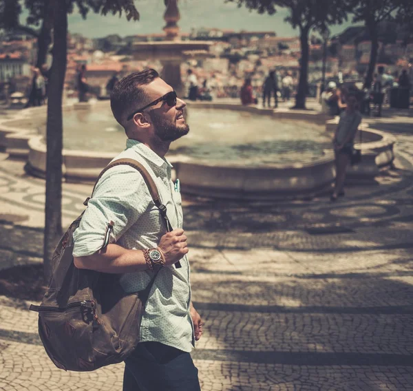 Turista com mochila e óculos de sol — Fotografia de Stock