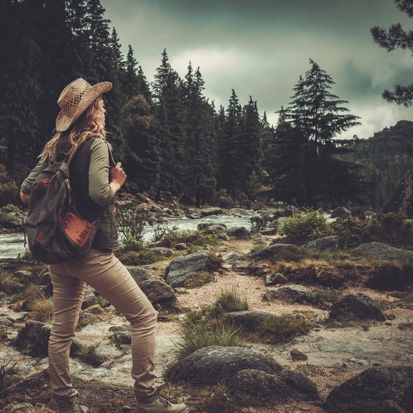 Mulher caminhante desfrutando de paisagens — Fotografia de Stock