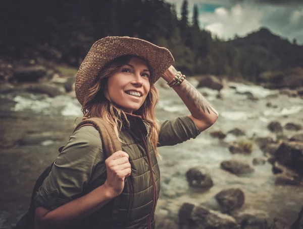 Mujer excursionista disfrutando paisajes —  Fotos de Stock