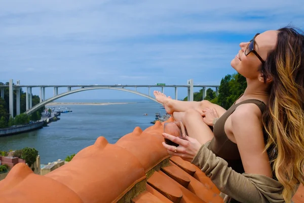 Жінка насолоджується сонячною ванною з келихом портового вина — стокове фото