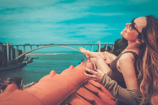 Mujer disfrutando del baño de sol con copa de vino de Oporto —  Fotos de Stock