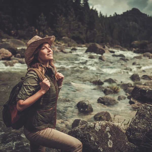 Bella escursionista donna godendo paesaggi incredibili vicino fiume selvaggio di montagna . — Foto Stock