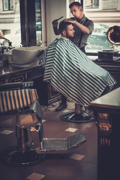 充满自信的人访问在理发店发型师. — 图库照片