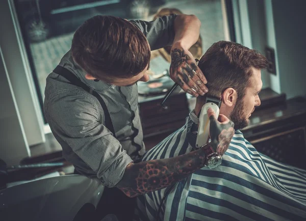 Selbstbewusster Mann besucht Friseur im Friseursalon. — Stockfoto