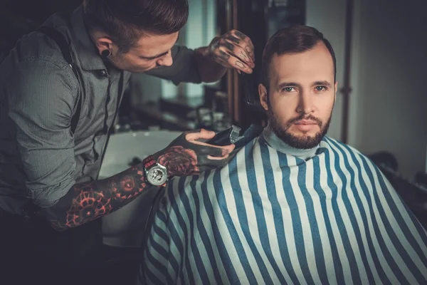 Hombre seguro visitando peluquero en la peluquería . —  Fotos de Stock