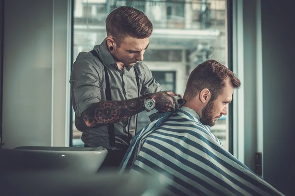 Hombre seguro visitando peluquero en la peluquería . —  Fotos de Stock