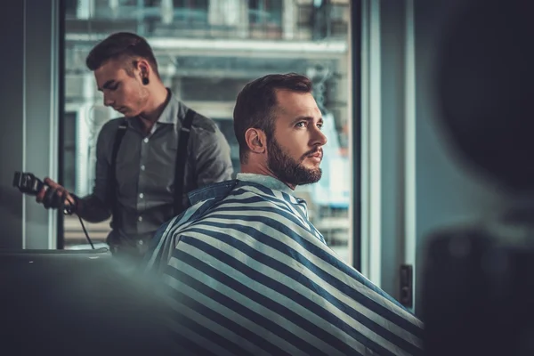 Hombre seguro visitando peluquero en la peluquería . — Foto de Stock