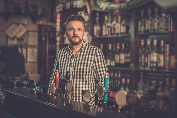 Barista in piedi al bancone bar — Foto Stock