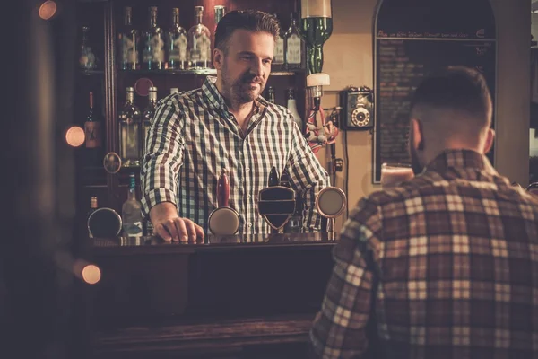 Schöner Barkeeper im Gespräch mit dem Kunden — Stockfoto