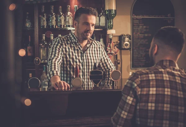 Schöner Barkeeper im Gespräch mit dem Kunden — Stockfoto