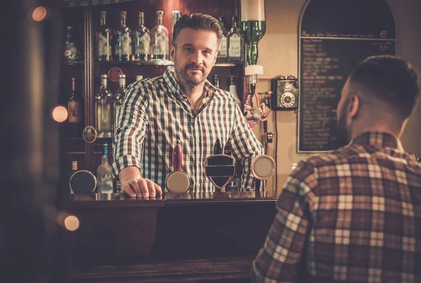 Yakışıklı barmen müşteriyle konuşurken — Stok fotoğraf