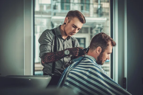 Uomo in visita parrucchiere in negozio di barbiere . — Foto Stock