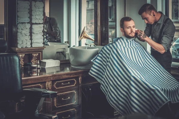 Uomo in visita parrucchiere in negozio di barbiere . — Foto Stock