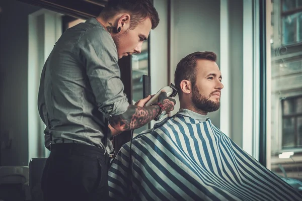 Homem visitando cabeleireiro na barbearia . — Fotografia de Stock