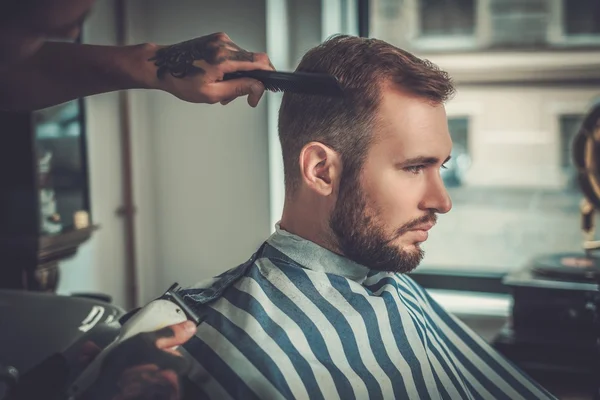 Hombre visitando estilista en peluquería . — Foto de Stock