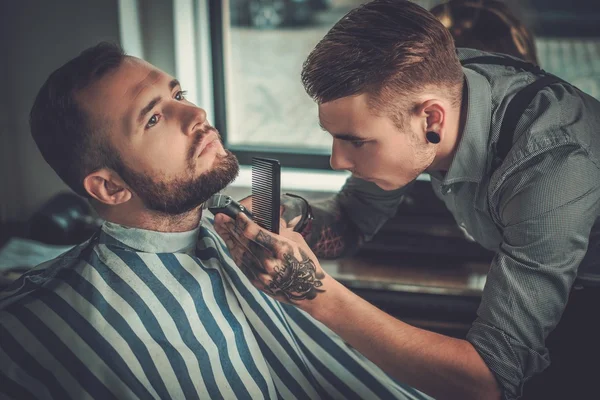 Hombre visitando estilista en peluquería . — Foto de Stock