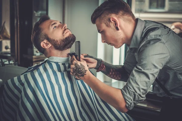 Uomo in visita parrucchiere in negozio di barbiere . — Foto Stock