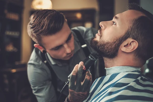 Man visiting hairstylist in barber shop. — Stock Photo, Image