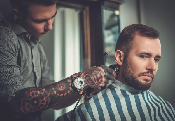 Homem visitando cabeleireiro na barbearia . — Fotografia de Stock