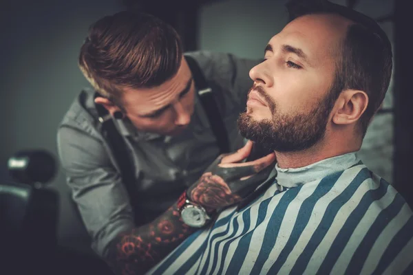 Ο άνθρωπος επισκέπτονται hairstylist σε κουρείο. — Φωτογραφία Αρχείου