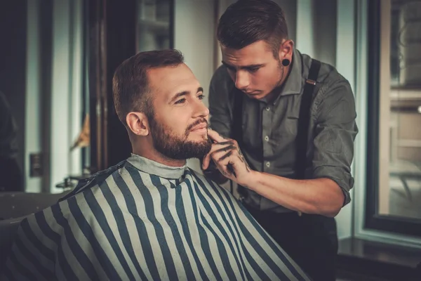 Homem visitando cabeleireiro na barbearia . — Fotografia de Stock