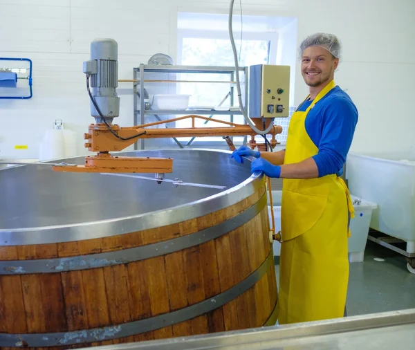 Vertrouweling kaasproducent staande in zijn atelier. — Stockfoto