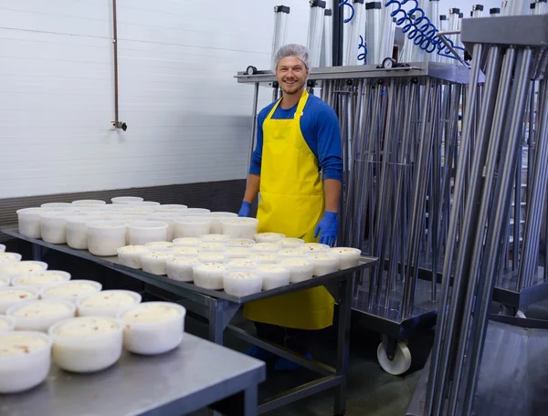 Cheesemaker está fazendo queijo coalhada em sua oficina . — Fotografia de Stock