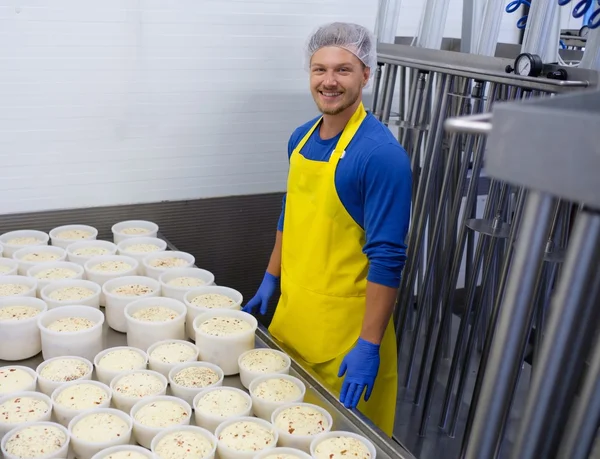 Cheesemaker está verificando queijos — Fotografia de Stock