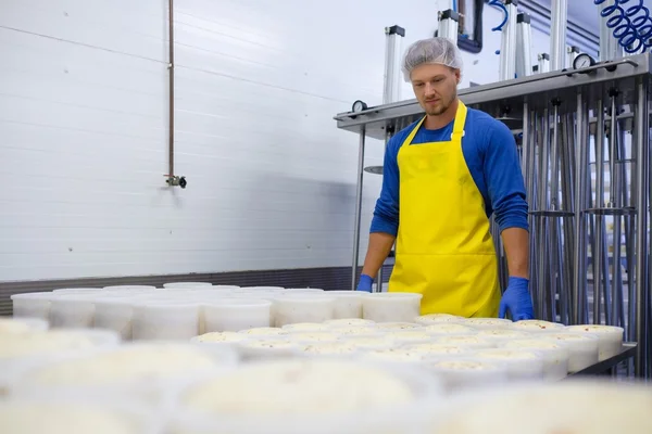 Casaro sta facendo formaggio cagliata nel suo laboratorio . — Foto Stock