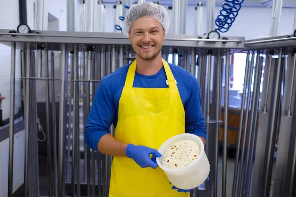 Producent serów jest Dokonywanie twarogu w swoim warsztacie. — Zdjęcie stockowe