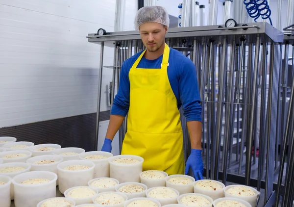 Quesero está haciendo queso cuajada en su taller . — Foto de Stock