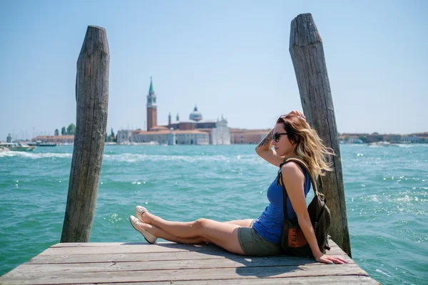 木製の桟橋の上に座って女性旅行者 — ストック写真