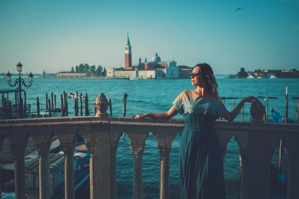 Όμορφη καλά-ντυμένος γυναίκα στέκεται κοντά San Marco τετράγωνο με γόνδολες και Santa Lucia νησί στο παρασκήνιο. — Φωτογραφία Αρχείου