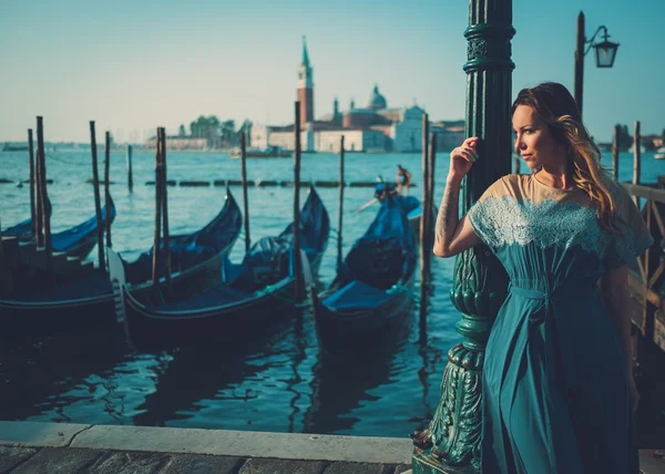 Hermosa mujer bien vestida de pie cerca de la plaza San Marco con góndolas y la isla de Santa Lucía en el fondo . — Foto de Stock