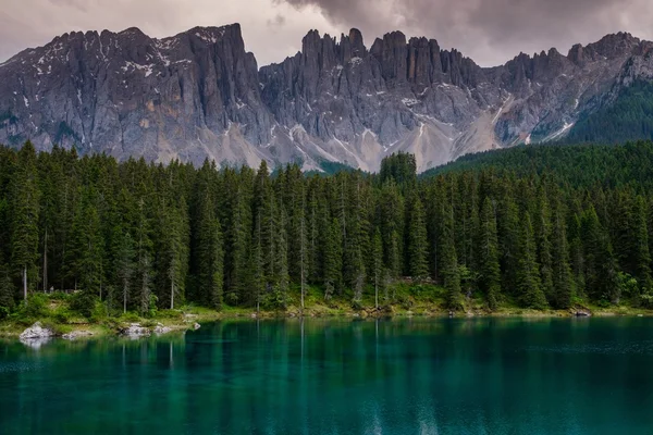 Splendida vista sul Lago di Carezza con foresta selvaggia di montagna, Trentino-Alto Adige, Italia . — Foto Stock