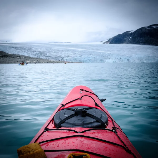 Bir kayık Jostedalsbreen buzul üzerinde güzel görünümünden. — Stok fotoğraf