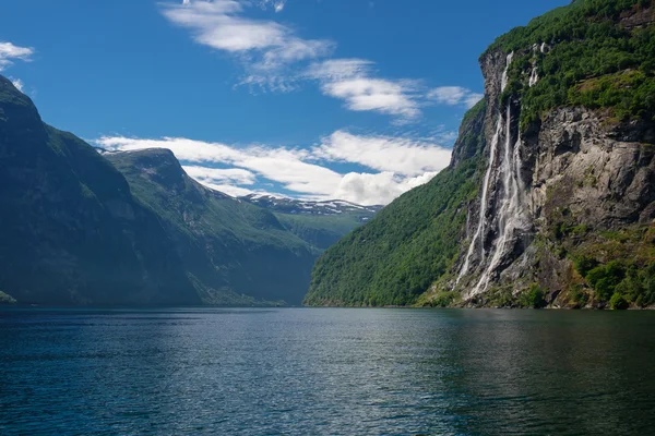 Krásný výhled na vodopád sedm sester, Geirangerfjord — Stock fotografie