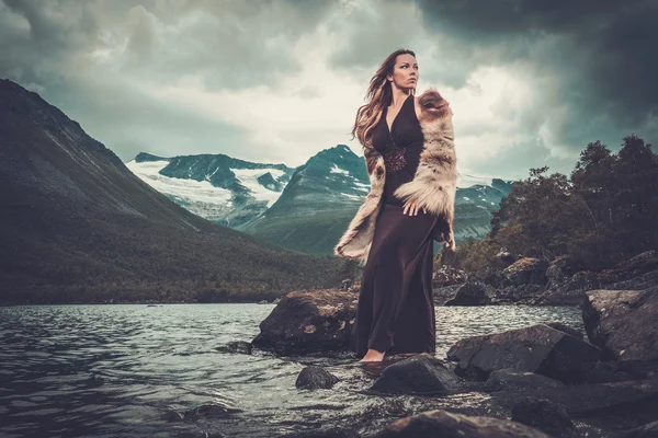 Dea nordica in abito rituale vicino al lago selvaggio di montagna nella valle di Innerdalen . — Foto Stock