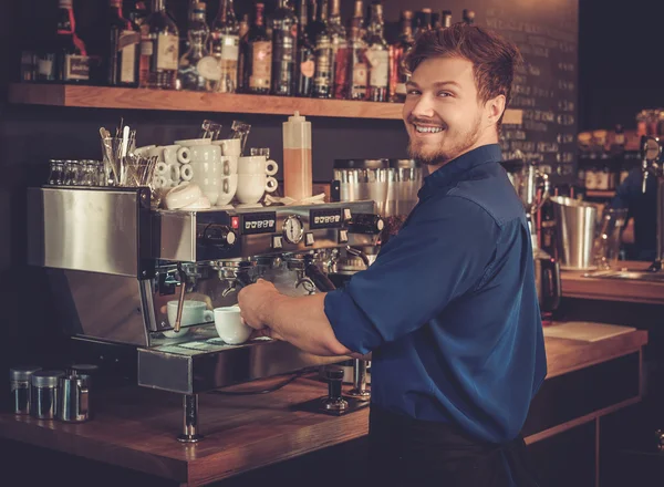 Barista Příprava kávy za zákazníka v kavárně. — Stock fotografie